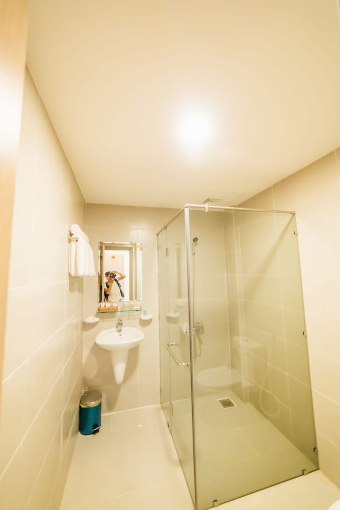 Green Hotel Danang Deluxe Double Room 3