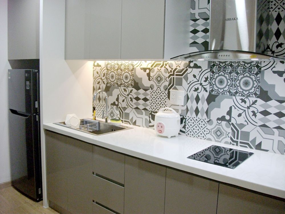 Studio Apartment near Airport Luxury Studio, 1 King Bed, Pool Access 7