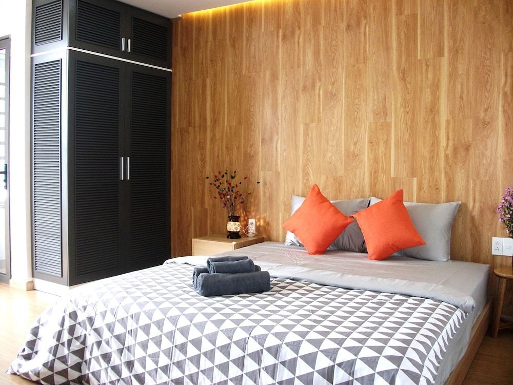 Studio Apartment near Airport Luxury Studio, 1 King Bed, Pool Access 2