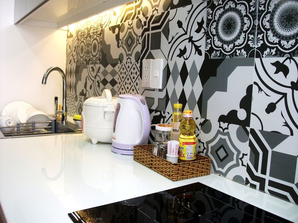 Studio Apartment near Airport Luxury Studio, 1 King Bed, Pool Access 6