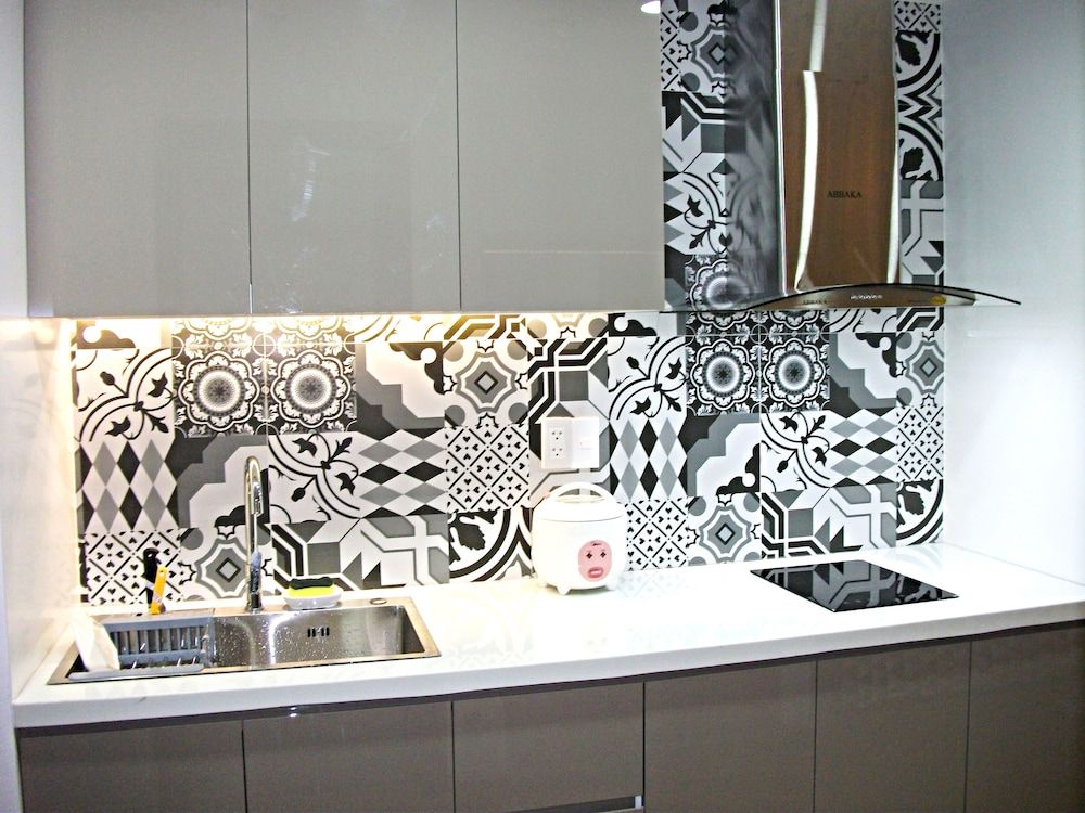 Studio Apartment near Airport Luxury Studio, 1 King Bed, Pool Access 5