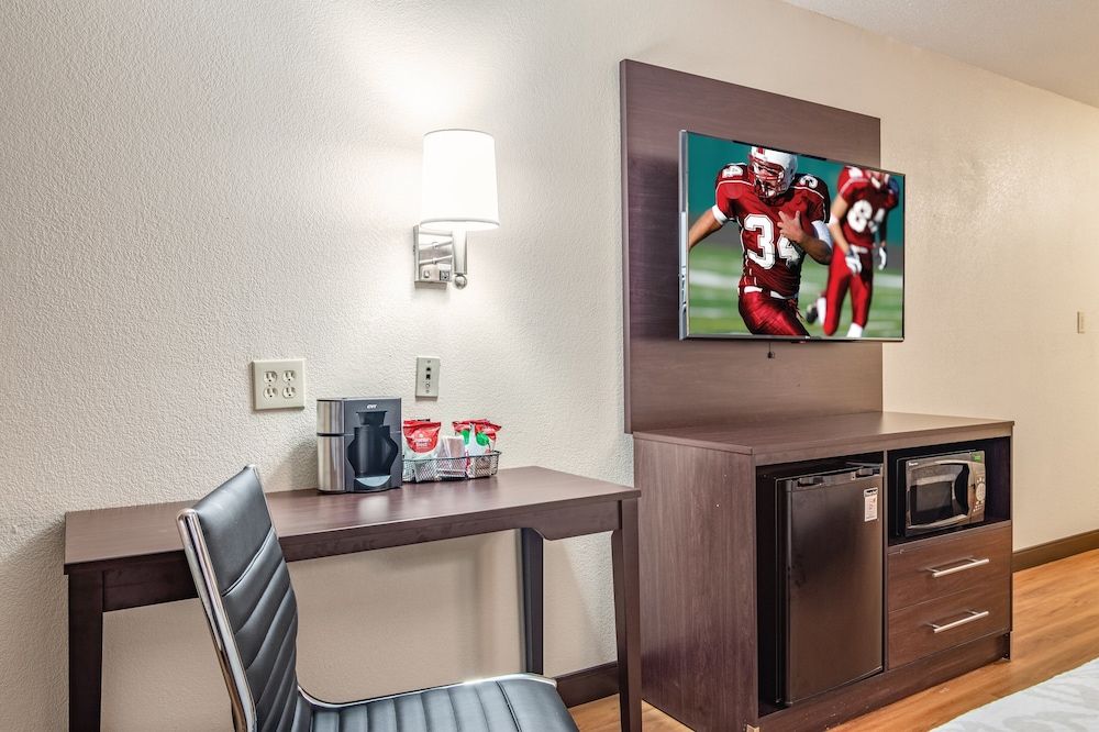 Red Roof Inn PLUS+ & Suites Atlanta Airport South Superior Room, 2 Queen Beds (Smoke Free) 4