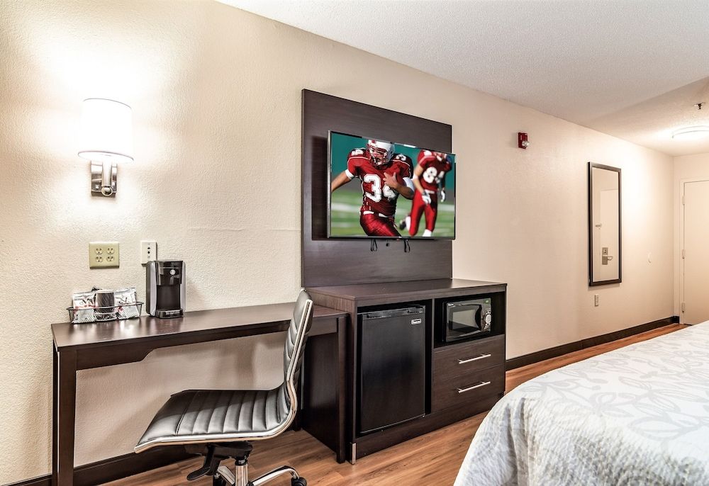 Red Roof Inn PLUS+ & Suites Atlanta Airport South Superior Room (1 King & 1 Queen, Smoke Free) 4