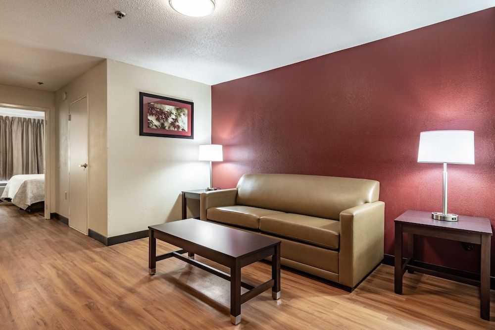 Red Roof Inn PLUS+ & Suites Atlanta Airport South Suite, 1 King Bed (Smoke Free) 8
