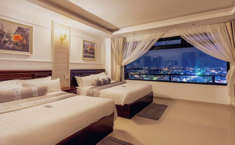 Deluxe Quadruple Room, 2 Queen Beds (with Window)