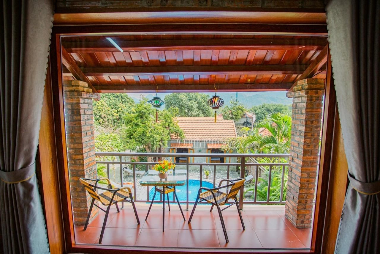 Deluxe Bungalow Poolside