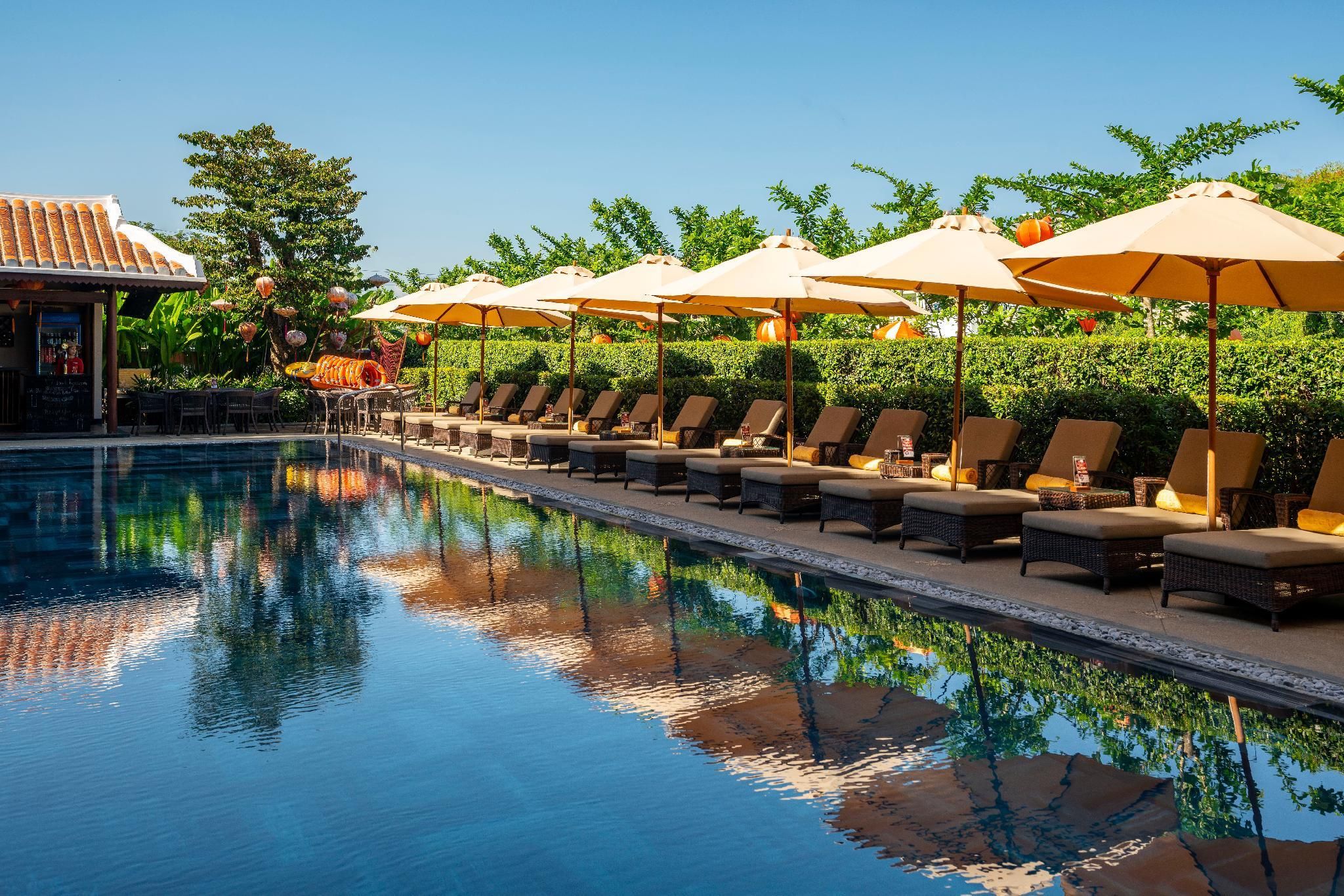 swimming pool [outdoor]