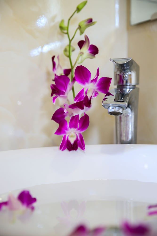 Deep Soaking Bathtub