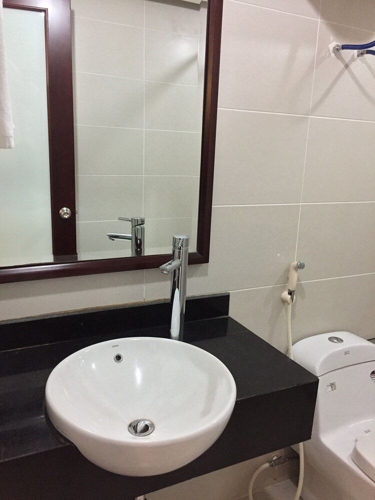 Golden Lotus Halong Hotel Deluxe Triple Room 7