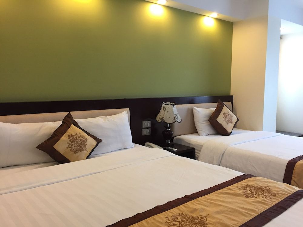 Golden Lotus Halong Hotel Deluxe Triple Room 4