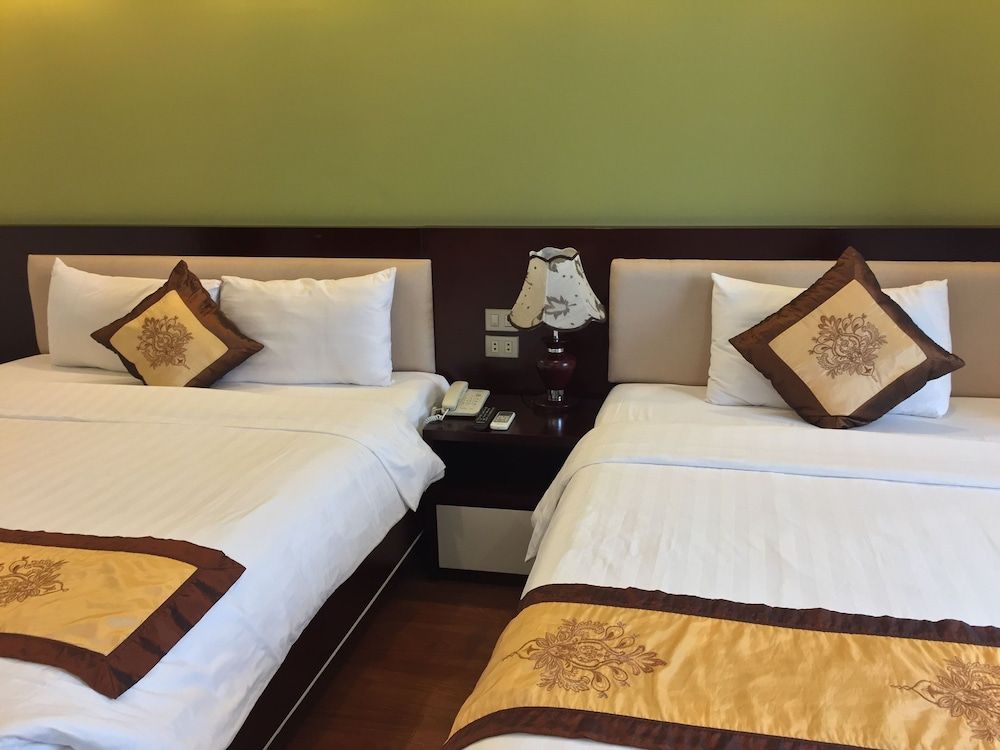 Golden Lotus Halong Hotel Deluxe Triple Room 2
