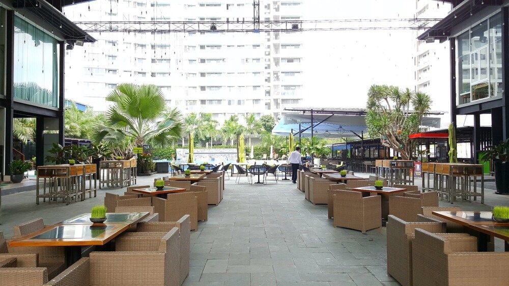 undefined Henry Apt Expo Secc Goft SWPool F11th 7