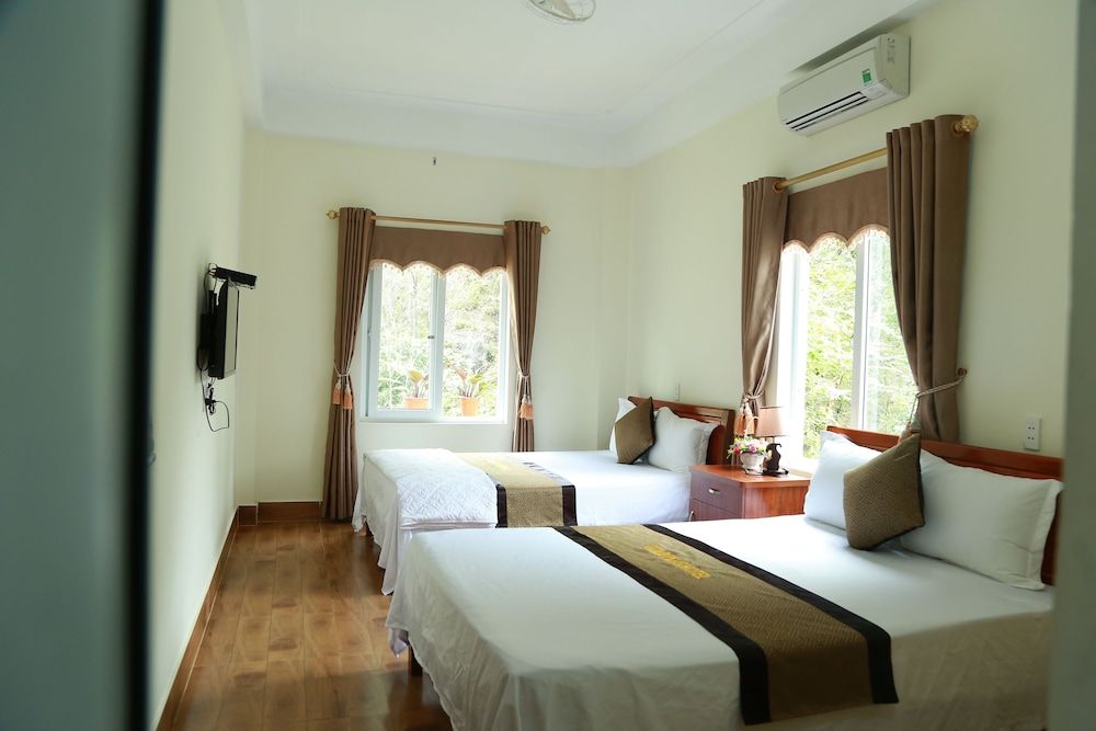 Gold Plus Hotel Standard Quadruple Room, 2 Queen Beds, Mountain View 5