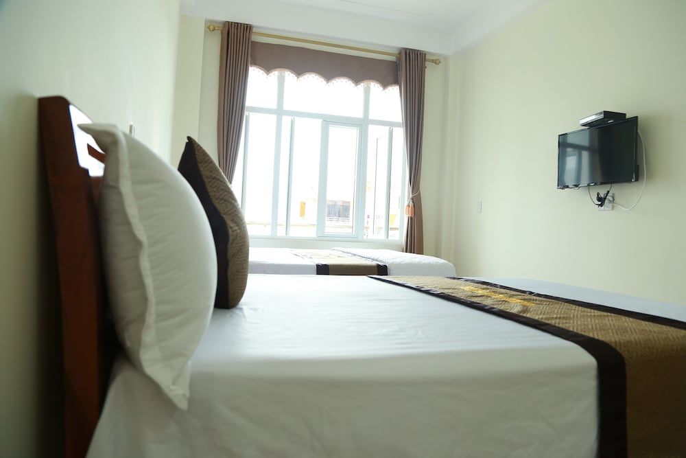 Gold Plus Hotel Standard Triple Room, 2 Queen Beds, Mountain View 4