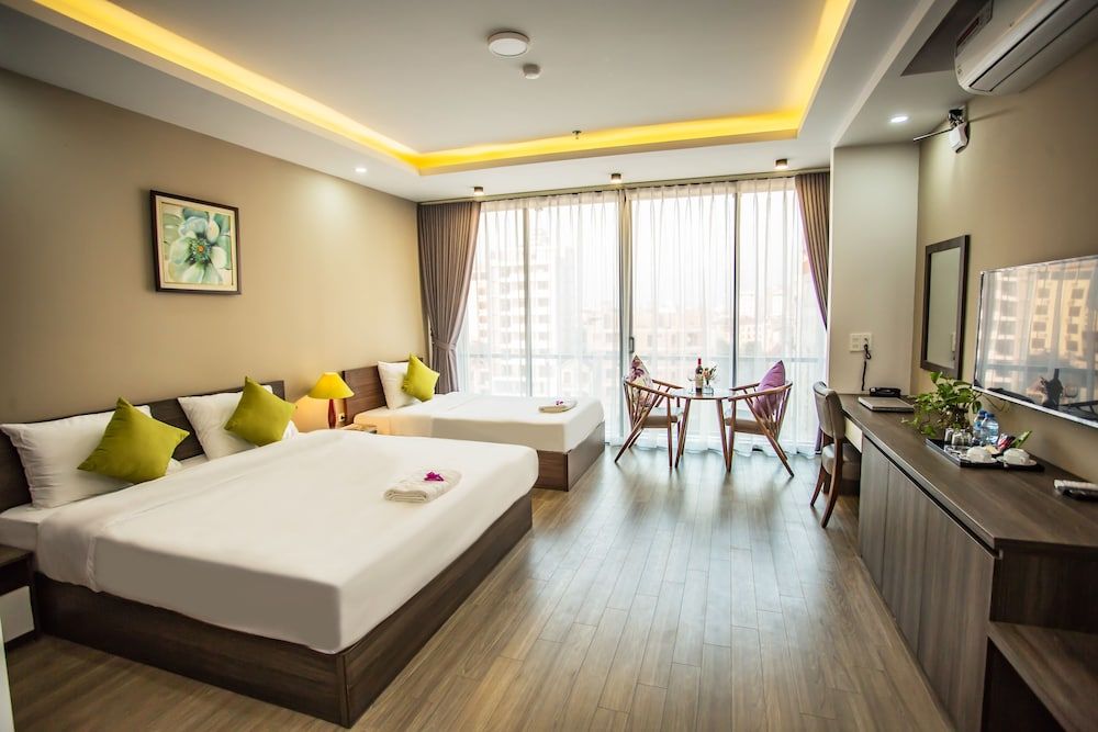 Suite Twin Room with Balcony City View
