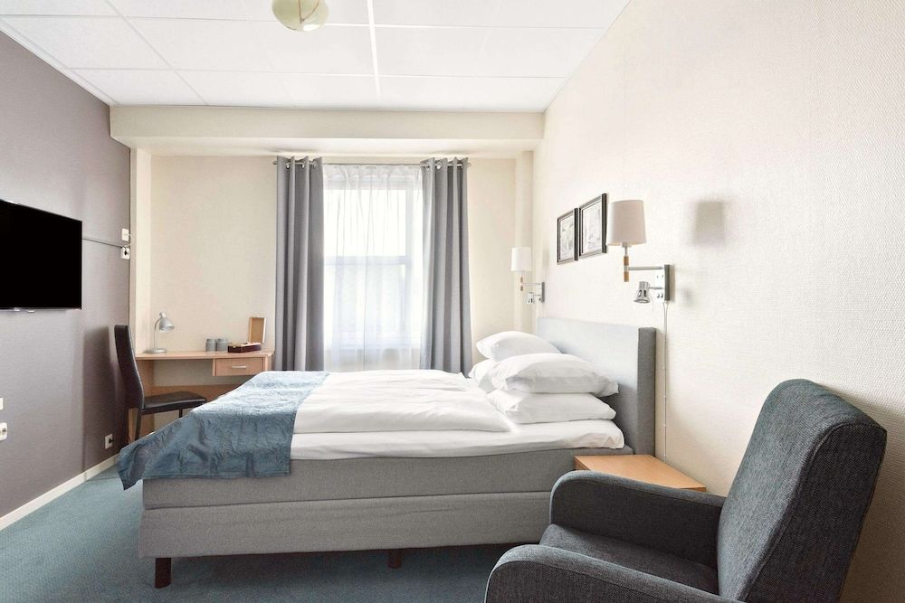 Standard Room, 1 Queen Bed, Non Smoking (with Sofabed)