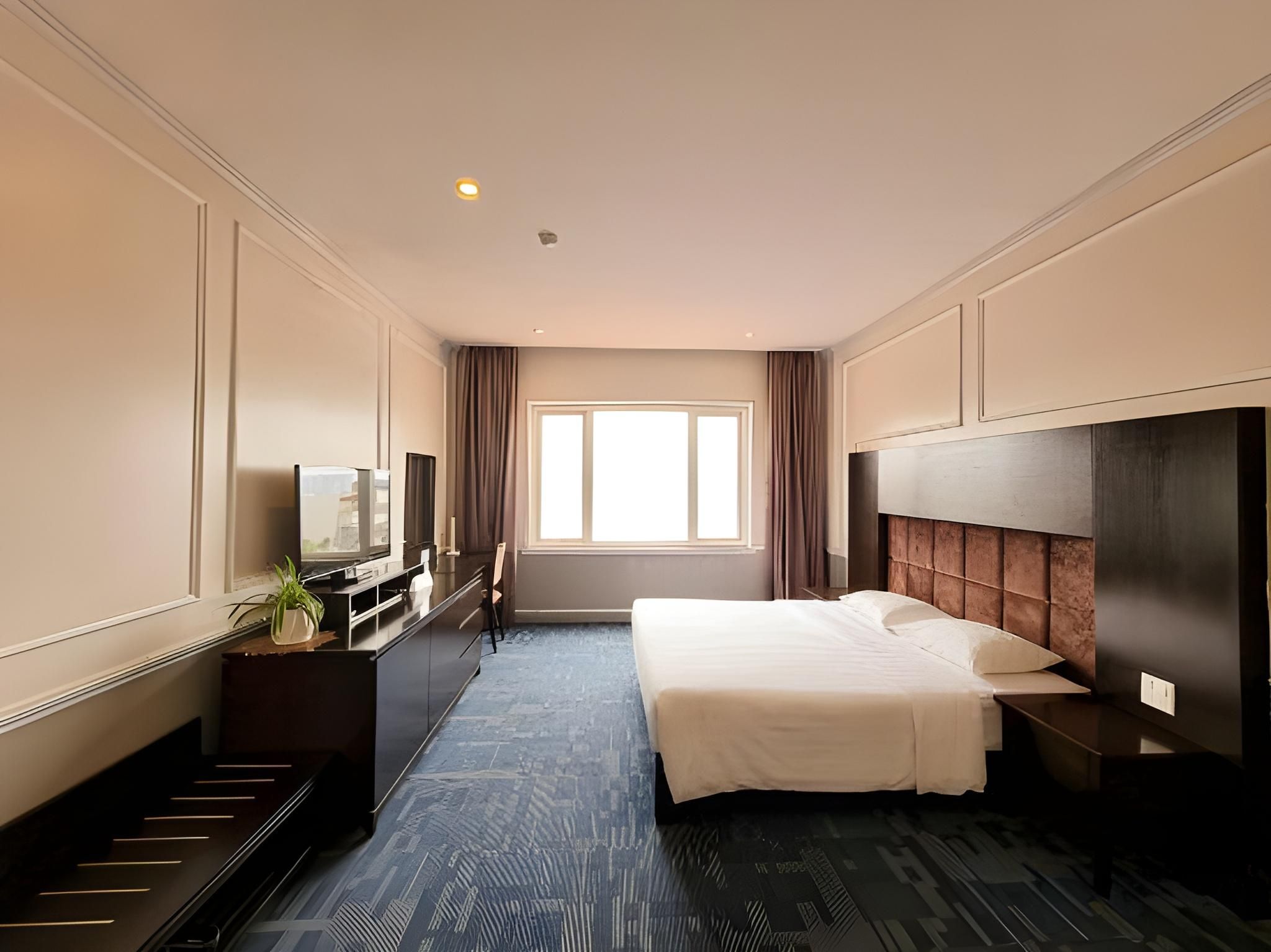 May Plaza Hotel Hollywood Double Room 2