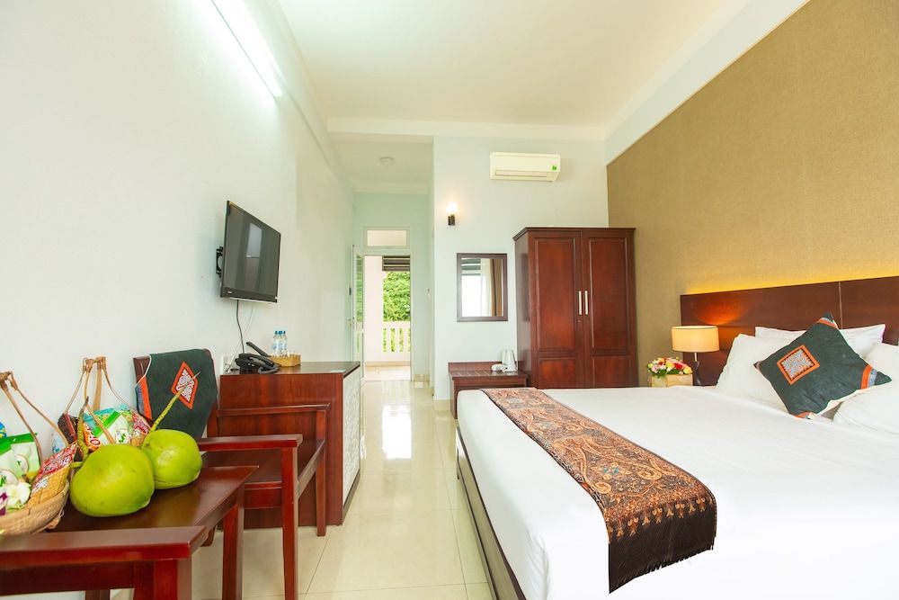 Navy Hotel Danang Deluxe Double Room, Ocean View 2