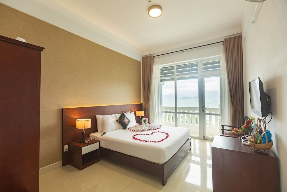 Navy Hotel Danang Deluxe Double Room, Ocean View 3