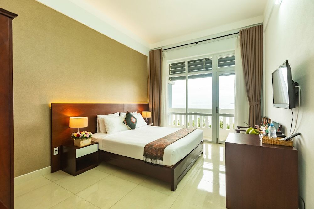 Navy Hotel Danang Deluxe Double Room, Ocean View 5