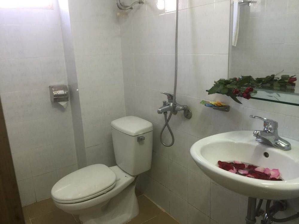 Thu Guest House Standard Twin Room, City View 19