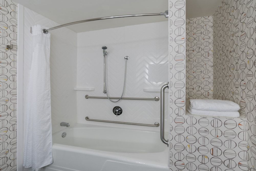 Standard Room, 1 Queen Bed, Mobility Accessible