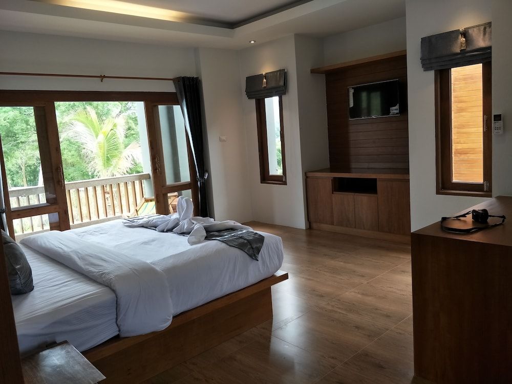Lanta Infinity Resort Deluxe Room 4