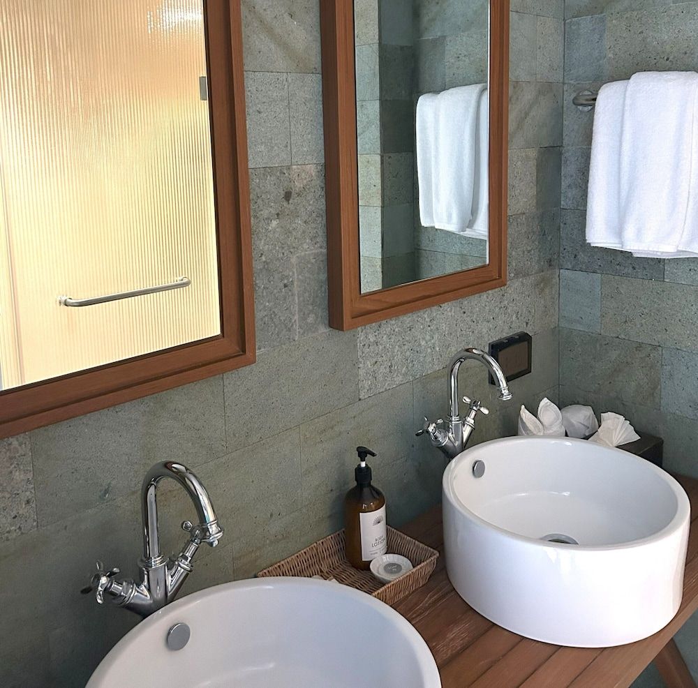 The Beach Samui Superior Suite, Bathtub 3