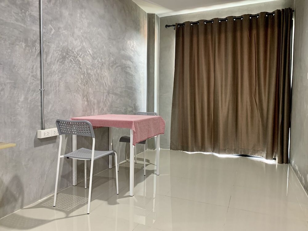 168 Pattana Deluxe Twin Room 6