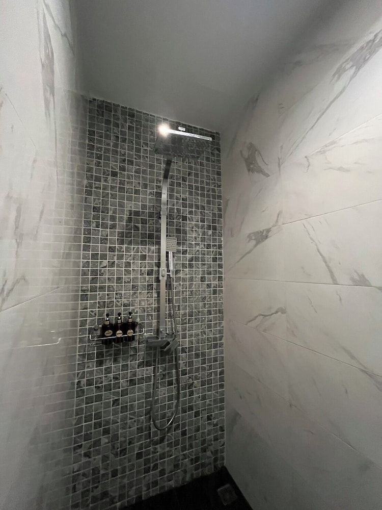 Cheeva Dee Hotel Standard Room - No window 11