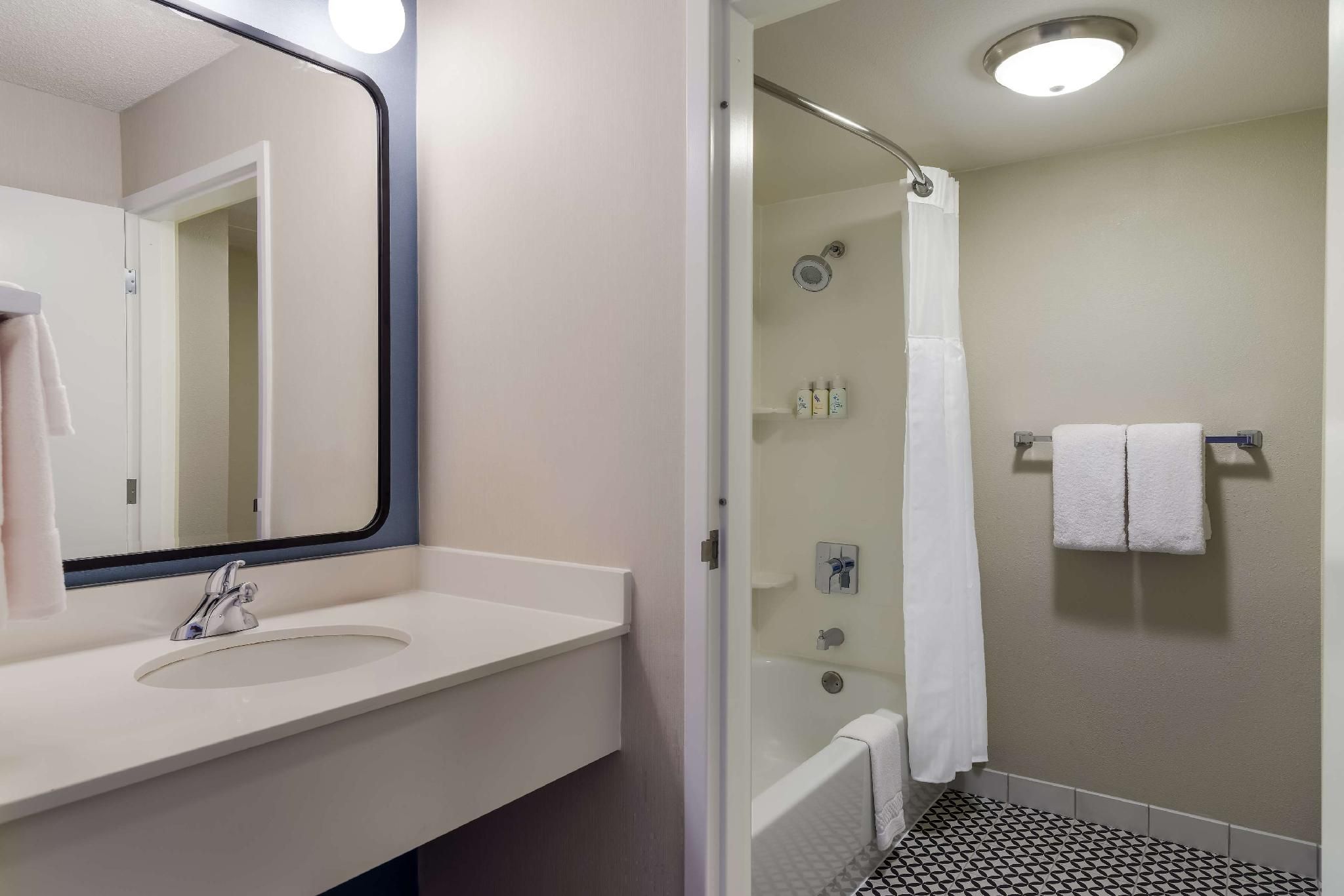 Sonesta Select San Francisco Airport Oyster Point Waterfront Executive Suite King