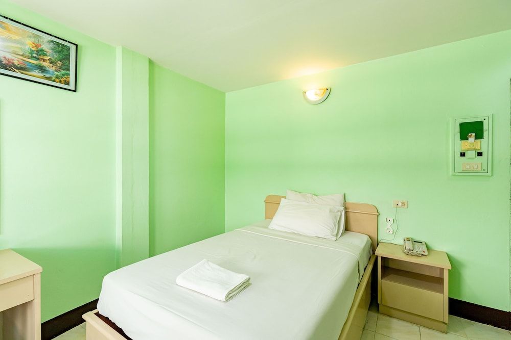 undefined Woodlands Inn 2