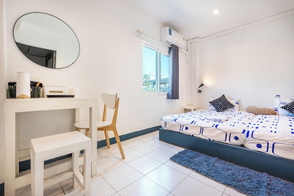 Sloth Hostel Don Mueang Superior Twin Room Private Bathroom