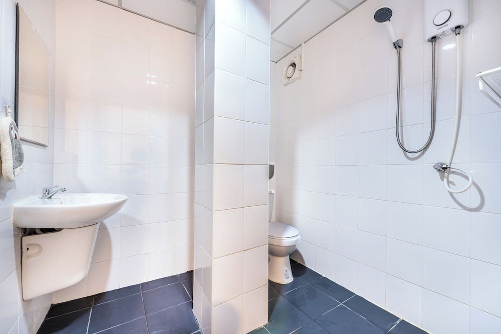 Sloth Hostel Don Mueang Superior Twin Room Private Bathroom 8