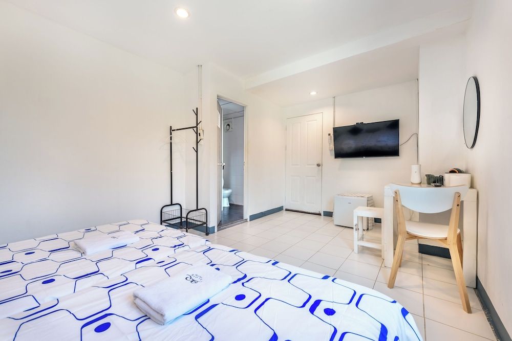 Sloth Hostel Don Mueang Superior Twin Room Private Bathroom 7