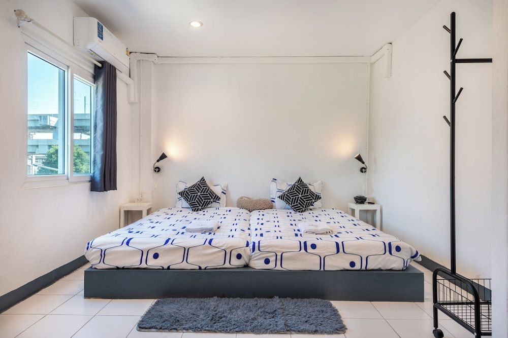 Sloth Hostel Don Mueang Superior Twin Room Private Bathroom 3