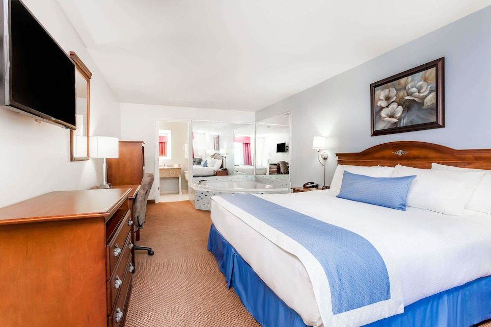 Deluxe Studio Suite, 1 King Bed, Non Smoking