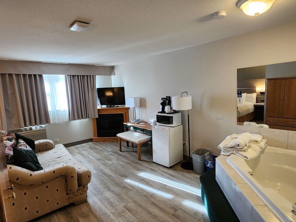 Deluxe Studio Suite, 1 King Bed, Non Smoking, Pool View