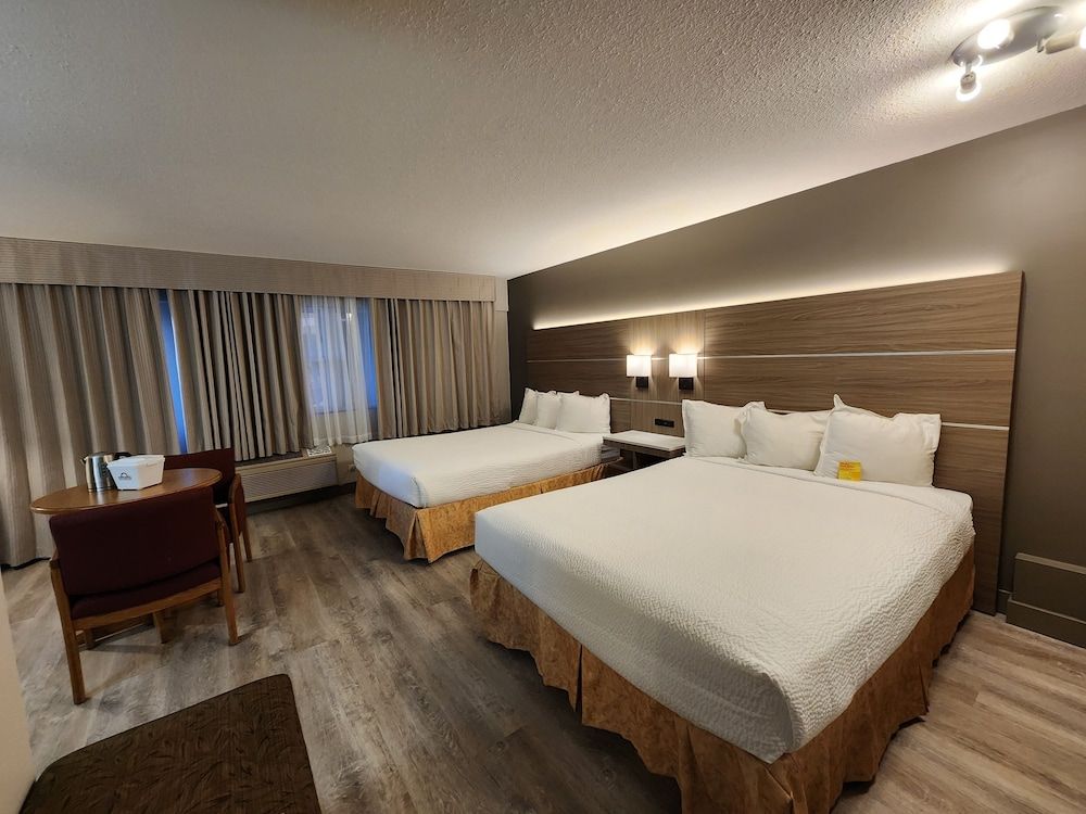Room, 2 Queen Beds, Non Smoking, Poolside