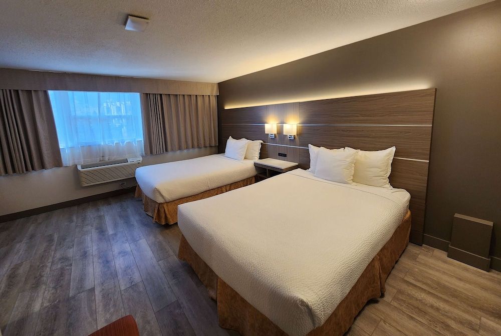 Room, 2 Queen Beds, Non Smoking, Mountain View