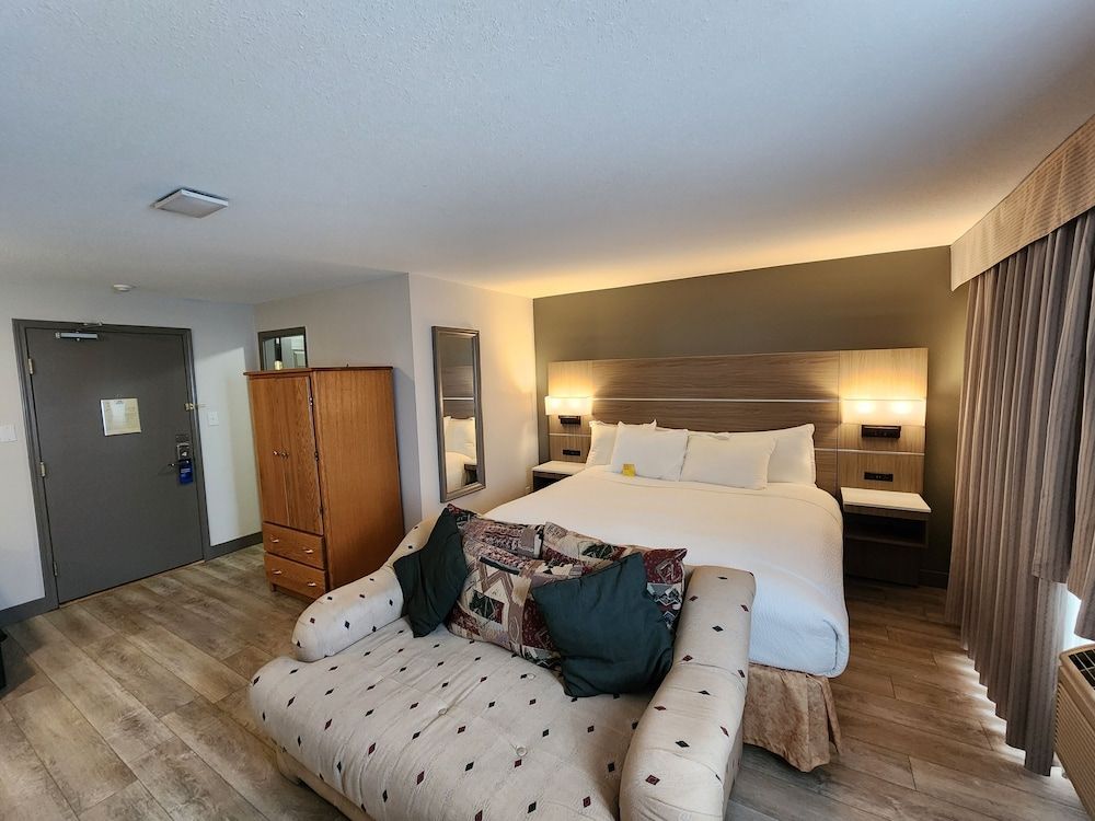 Deluxe Studio Suite, 1 King Bed, Non Smoking, Pool View