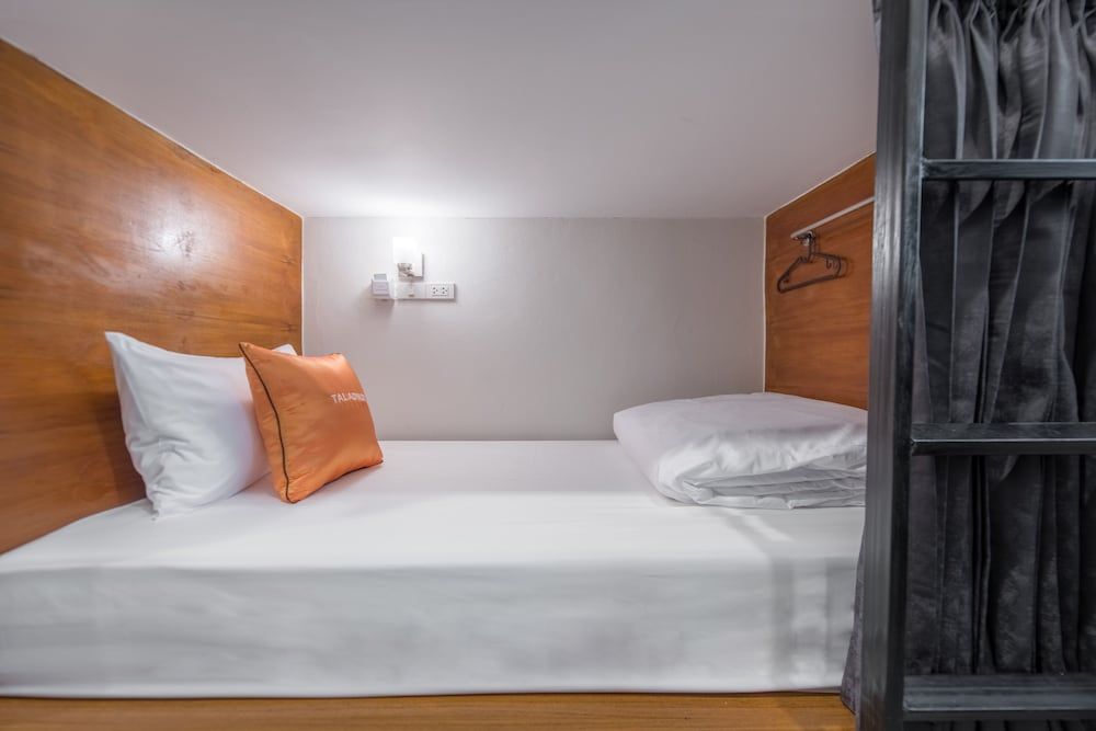 Tiny Taladnoi Hostel 4-Bed Mixed Dormitory with Shared Bathroom 2