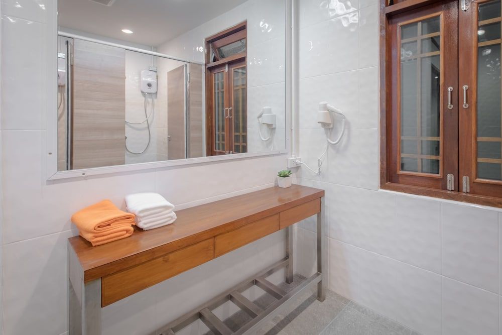 Tiny Taladnoi Hostel 4-Bed Mixed Dormitory with Shared Bathroom 4