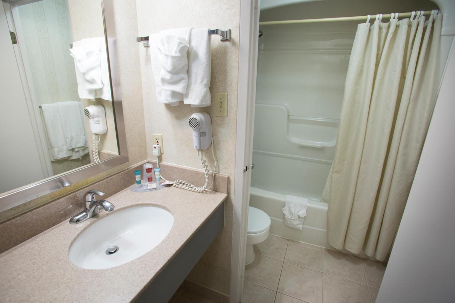 Oakes Hotel Overlooking the Falls Courtyard Room Exterior, Two Queen Beds 13