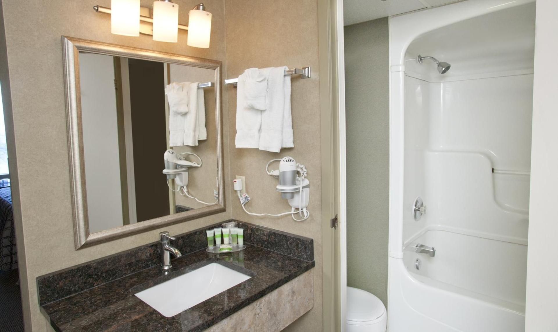 undefined Oakes Hotel Overlooking the Falls 10