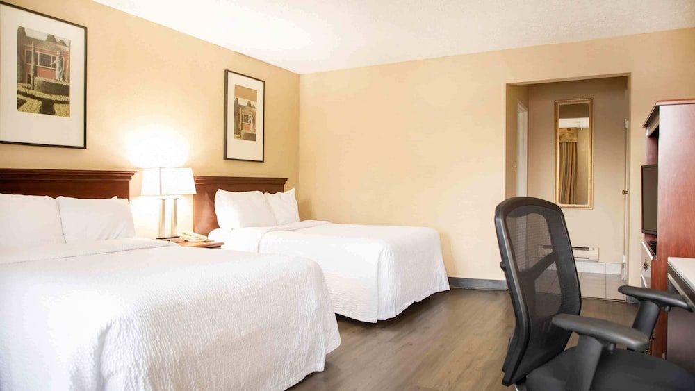 Oakes Hotel Overlooking the Falls Courtyard Room Exterior, Two Queen Beds 4