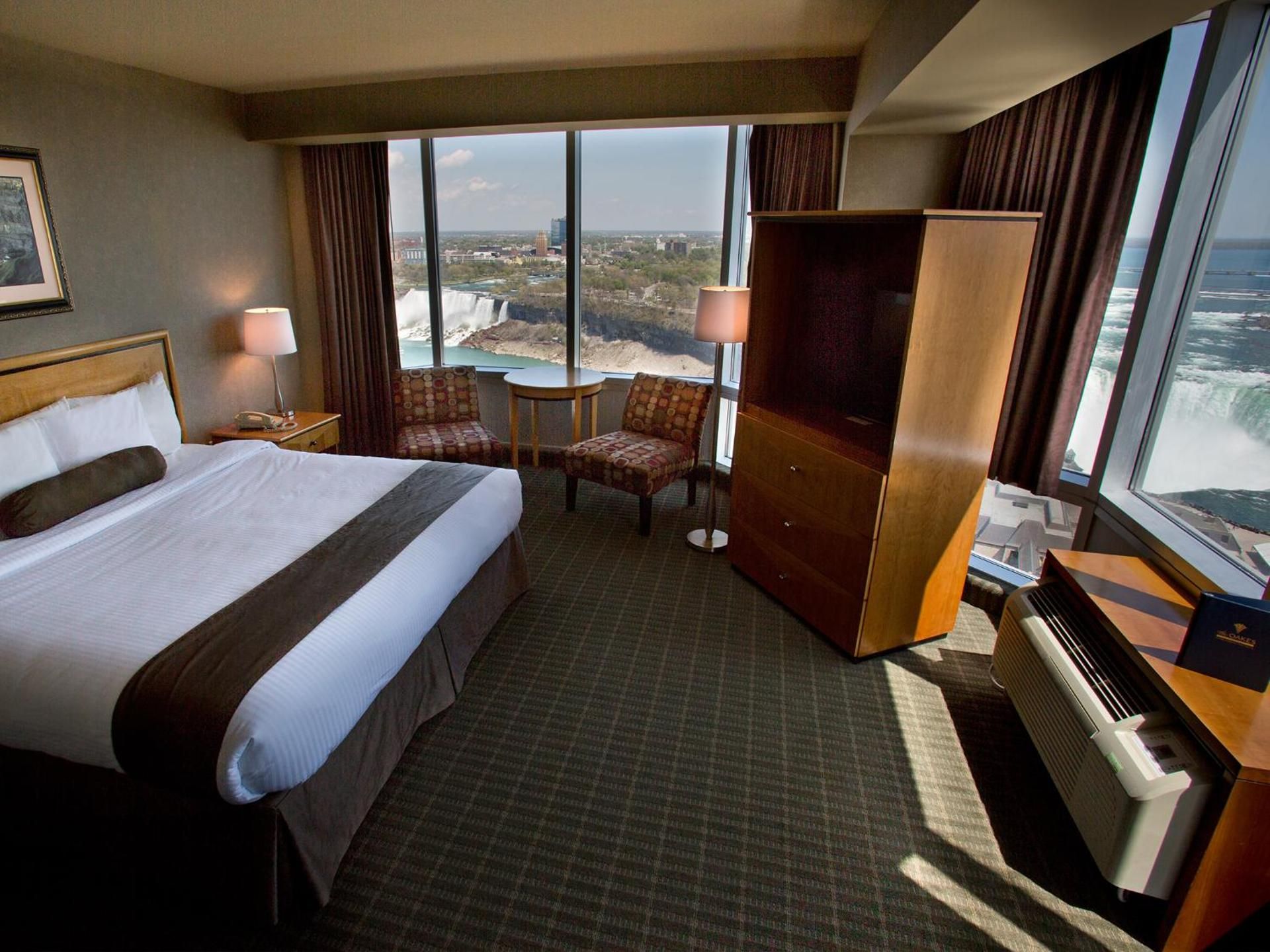 Tower Room Falls View One King - Jacuzzi