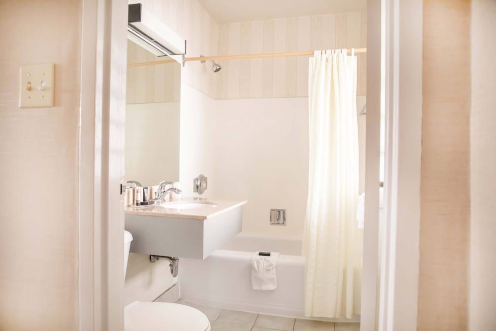 Oakes Hotel Overlooking the Falls Courtyard Room Exterior, Two Queen Beds 10