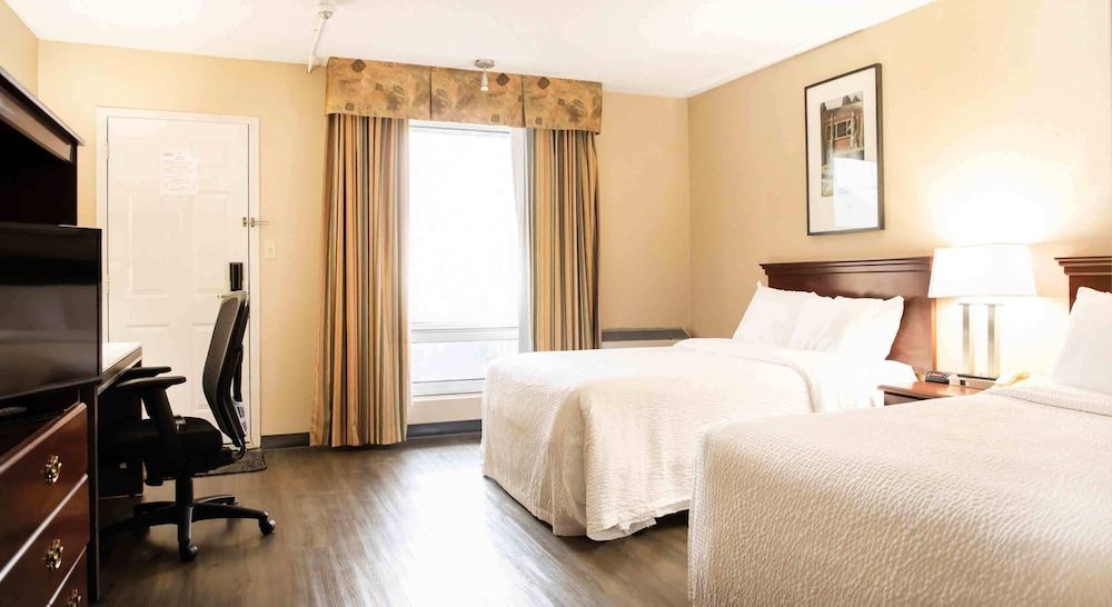 Oakes Hotel Overlooking the Falls Courtyard Room Exterior, Two Queen Beds