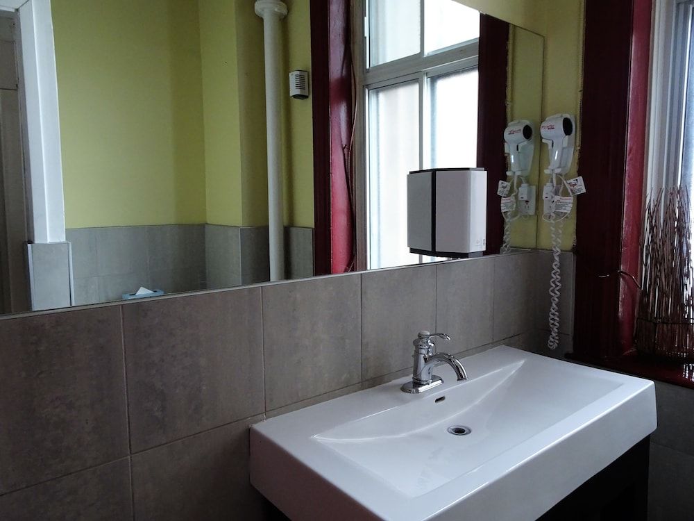 Hotel Abri du Voyageur Budget Room, 1 Double Bed, Shared Bathroom 6